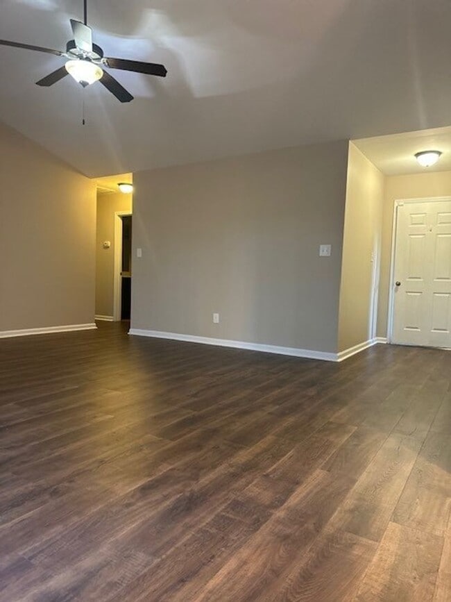 Building Photo - 3 Bed/2 Bath Home - 10 minutes to SJAFB!