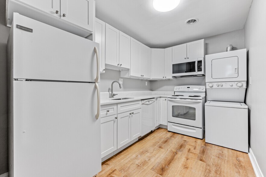 Primary Photo - 2921 Glenmore Ave