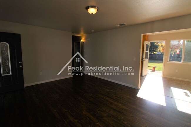 Building Photo - Updated 2bd/1ba Orangevale Duplex with Gar...