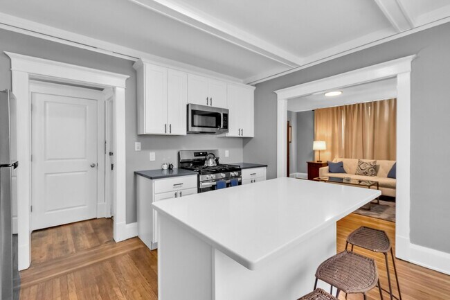 Building Photo - Furnished 3-Bedroom, 2-Bath Upper Unit in North Buffalo