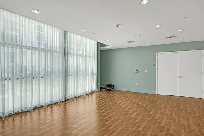 Building Photo - 1 bedroom and 1 bath condo located east side of Biscayne Blvd Miami Florida