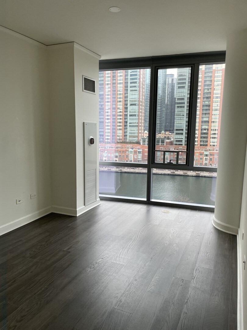 Building Photo - 450 E Waterside Dr
