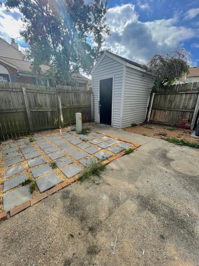 Building Photo - Charming 3-Bedroom, 1.5-Bathroom Townhome ...