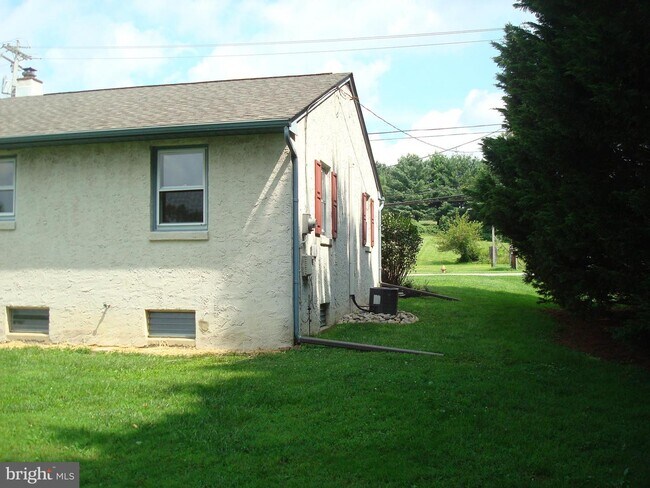 Building Photo - 1158 Horseshoe Pike