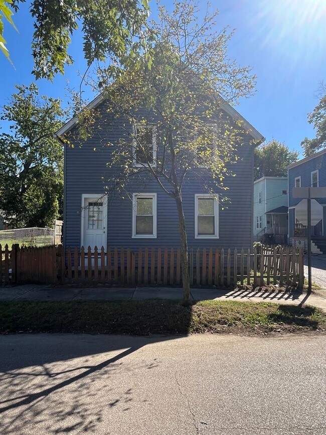 Building Photo - Cudell/West Blvd neighborhood; 4 bedroom/1 bath single family house for rent!