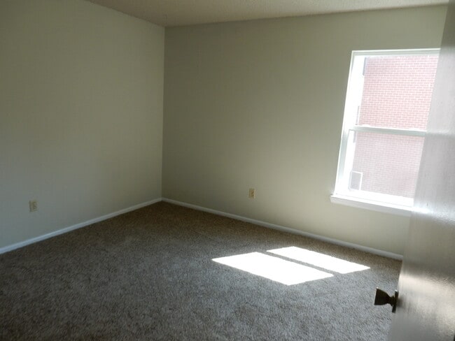 Building Photo - LOVELY spacious 2 bed/2 bath Westminster condo