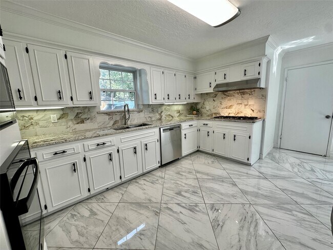 Building Photo - 1111 Doral Ln