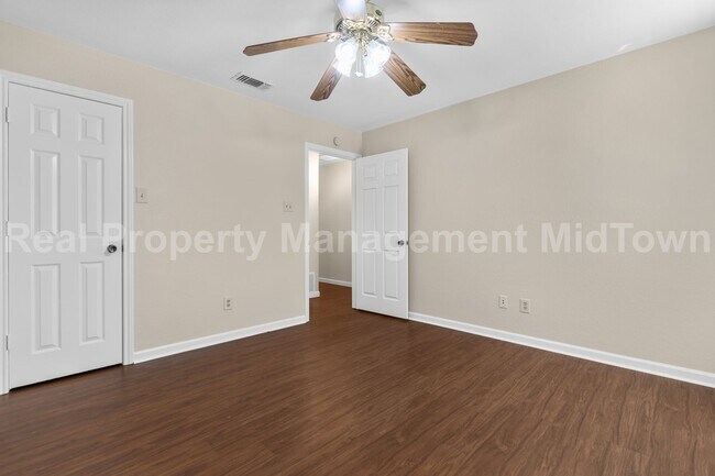 Building Photo - Charming Arlington Home with Spacious Livi...