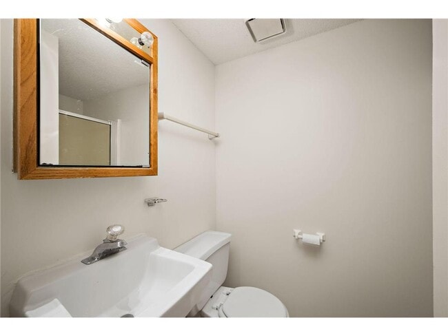 Building Photo - 953 Redwood Dr
