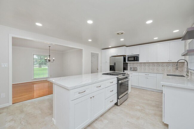 Building Photo - Beautiful Brick Ranch Home in Franklin