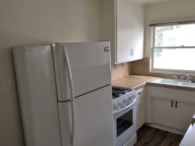 Refrigerator with ice maker - 2 62nd Pl