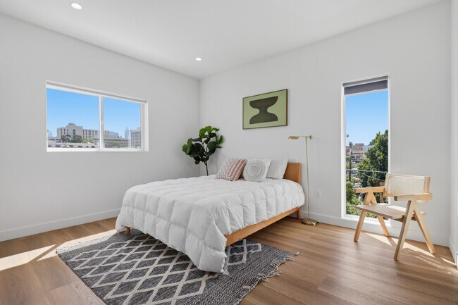 Building Photo - 3 BED | 3 BATH | 1,900 SQ FT | FULLY REMODELED + FURNISHED 3-LEVEL HOME WITH PRIVATE ROOFTOP DECK