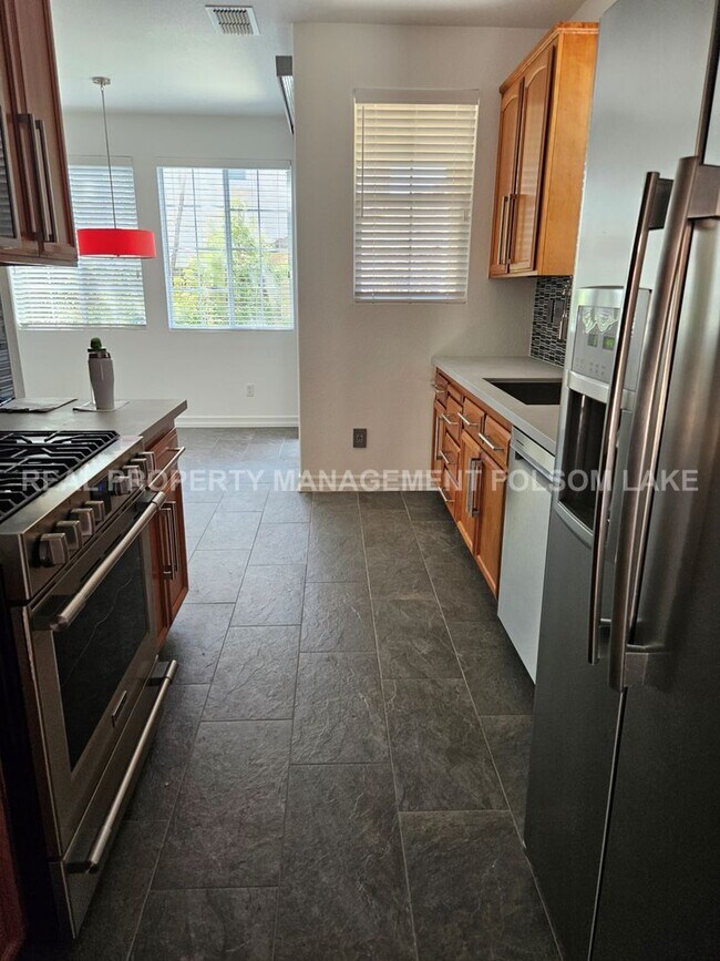 Building Photo - 3 bedrooms 2.5 bathroom split level home