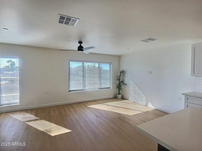 Building Photo - 2502 E Paradise Ln