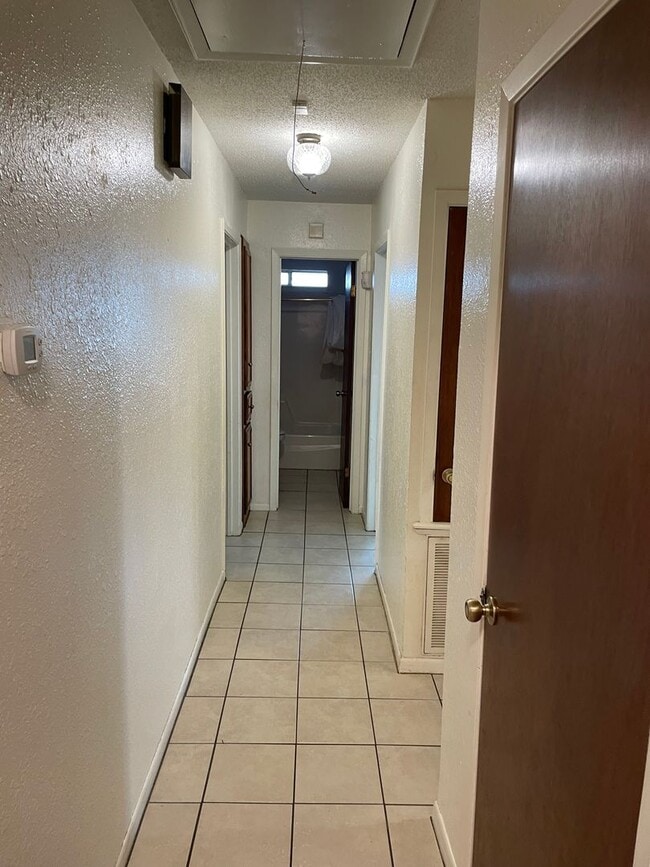 Building Photo - 3/2 Southside 1800 sqft, pet friendly, enclosed yard