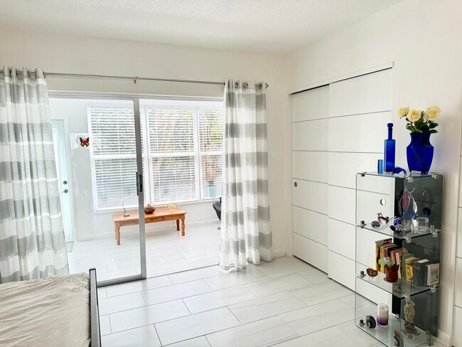 Building Photo - 4501 S Ocean Blvd