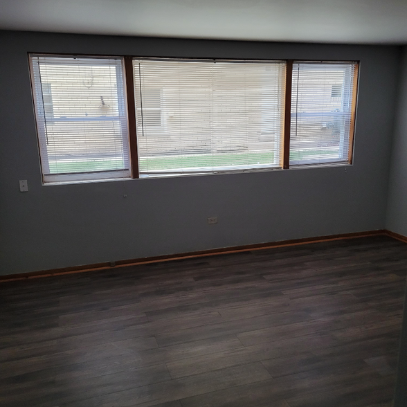 Building Photo - 6805 W Montrose Ave