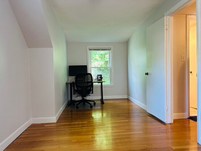 Building Photo - 20 Rockview Rd