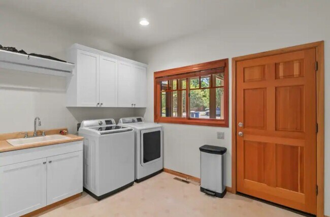 Building Photo - Stunning 4-bedroom/2-bath with pristine Mt. Views in Pine Meadow!