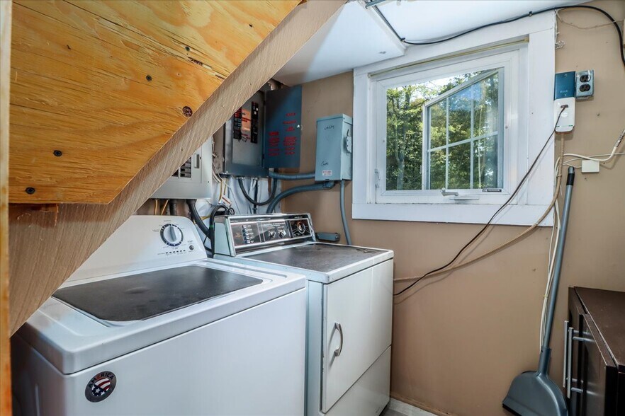 Building Photo - 155 Squash Hollow Rd