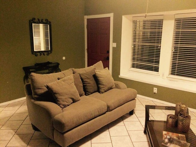 Building Photo - East El Paso 2 bed/1.5 Bath 1 car garage