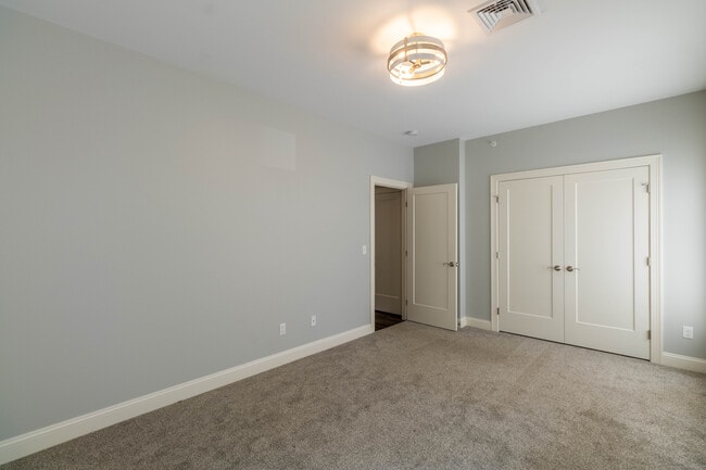 Building Photo - 502 Edgewater Cir