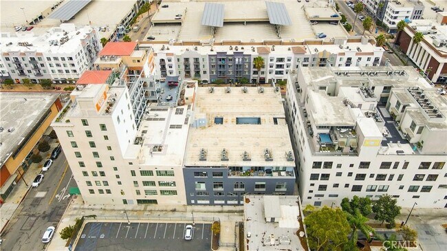 Building Photo - 433 Pine Ave