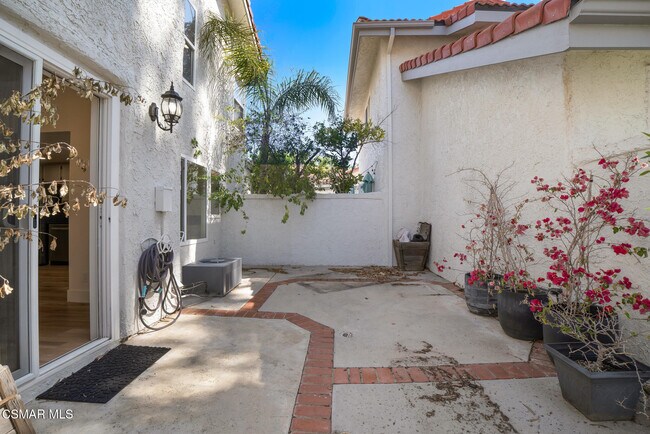 Building Photo - 974 Quarterhorse Ln