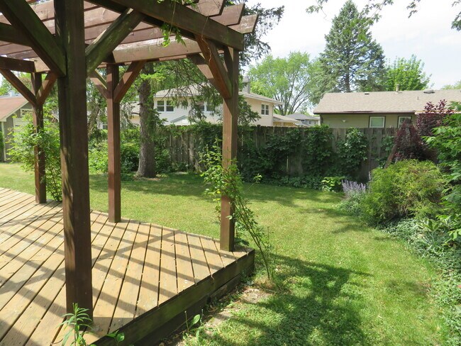 Building Photo - 932 Brantwood Ave