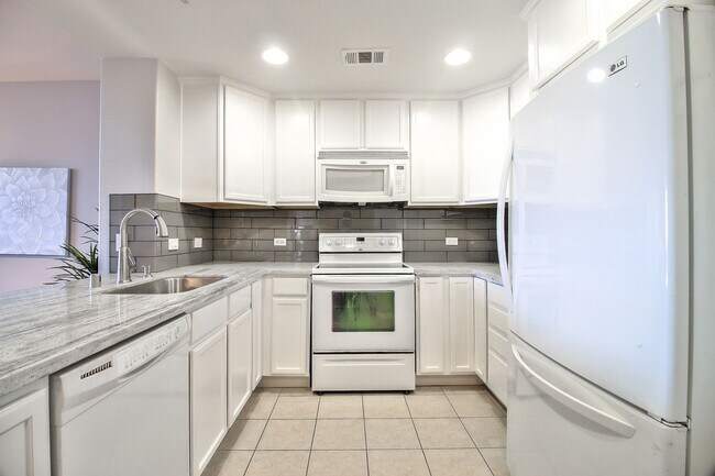 Building Photo - Luxury 2-Bedroom Monte Vista Condo with Downtown Views & Monthly House Cleaning Included