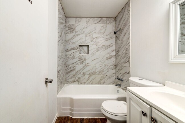 Building Photo - Charming 3-Bedroom Home in a Convenient St. Louis Location!