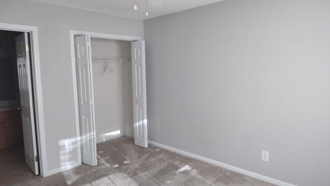 Building Photo - 2601 Riverridge Ct