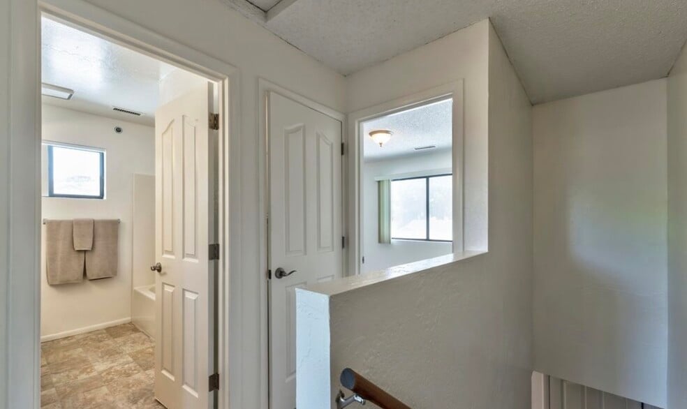 Building Photo - 1246 N Barzona Ave