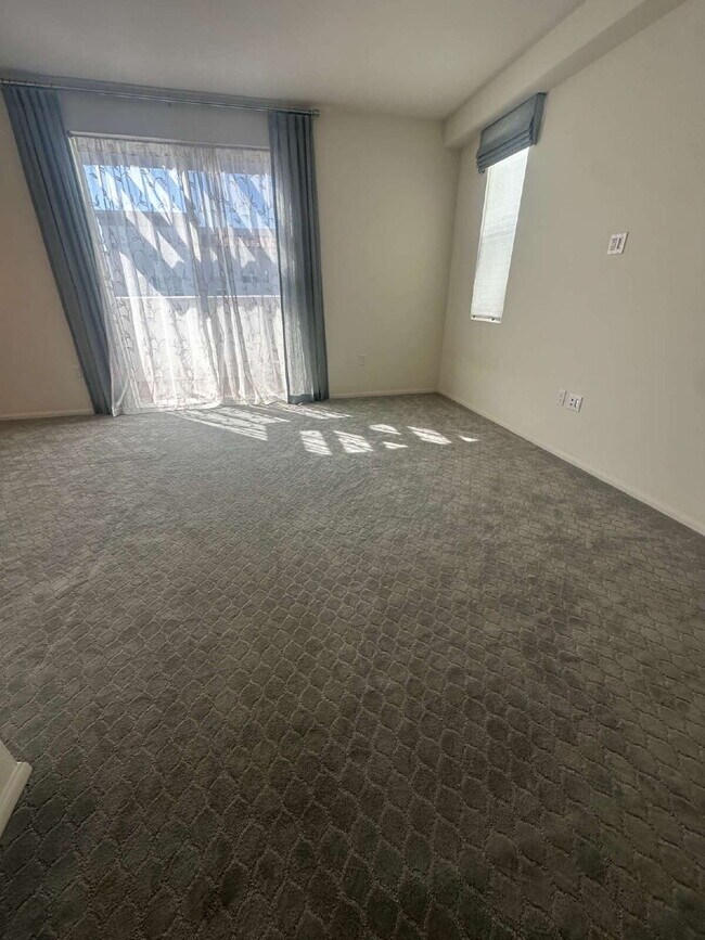 Building Photo - $4,200 - 4 Bed / 3.5 Bath Luxury Townhome in Suwerte Community in Otay Ranch
