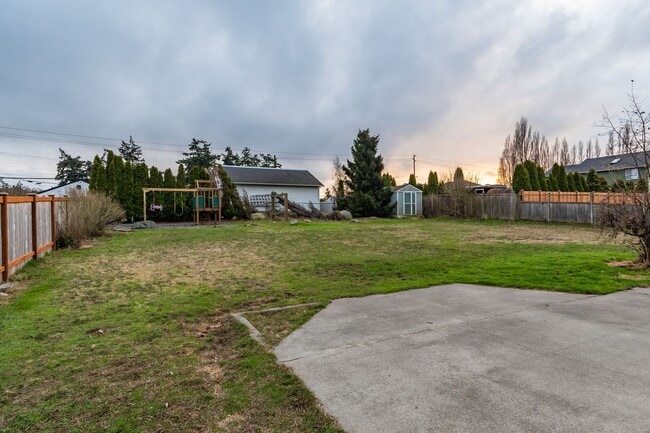 Building Photo - 4 bedroom, 3 bath Dog Friendly Home!