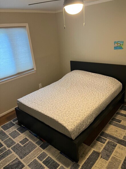 Master bedroom - 205 Woodhollow Dr