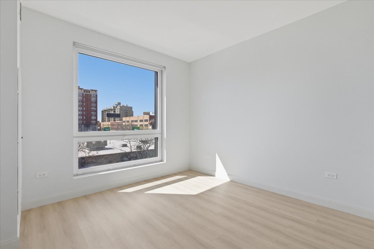 Building Photo - 948 W Sunnyside Ave