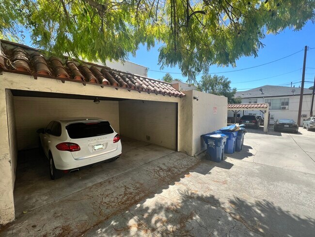 Building Photo - 2281 N Beachwood Dr