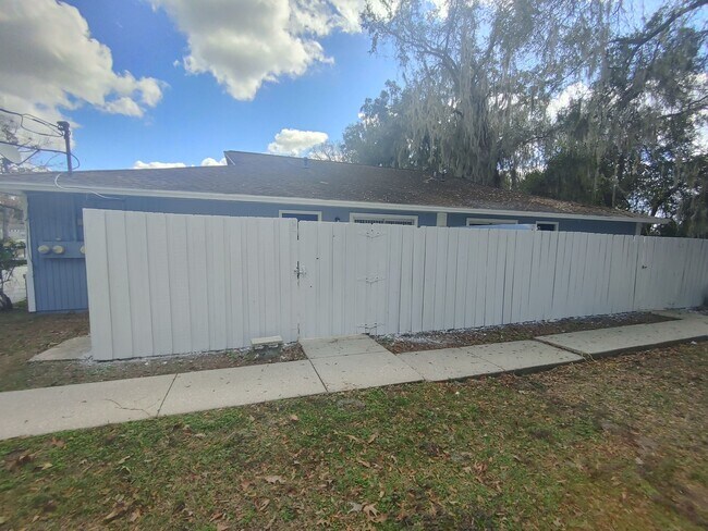 Building Photo - Updated 2 Bedroom 1 Bath Quadplex-Ocala!