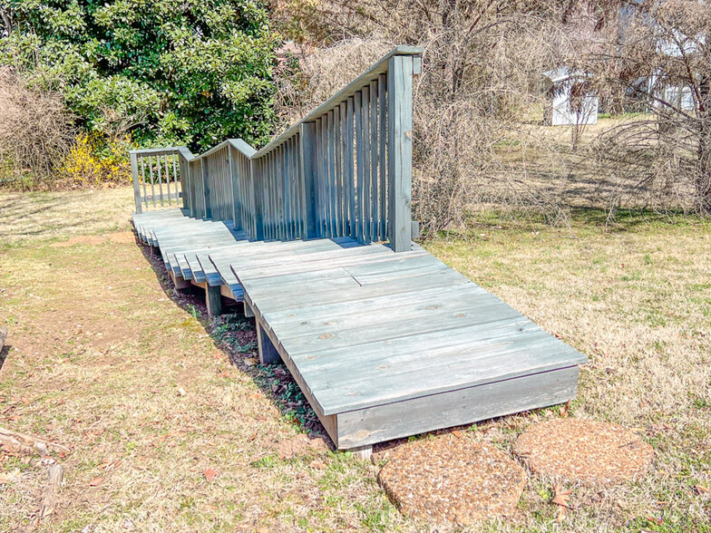 Stairs to door - 2031 Eversong Ln