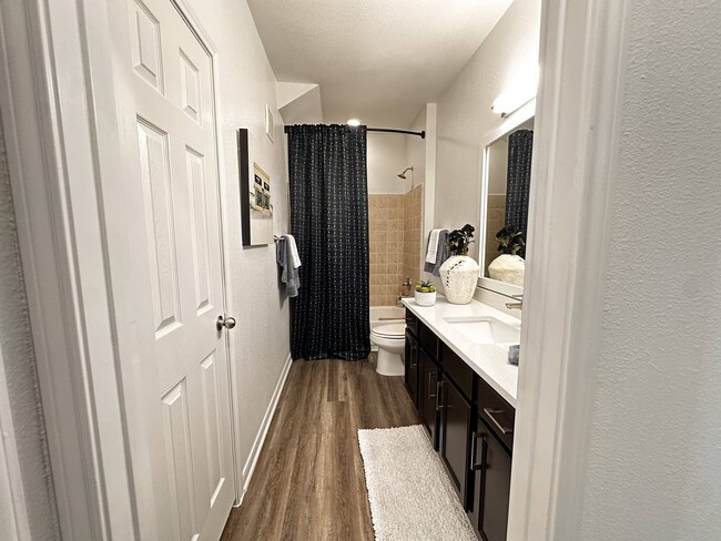 Building Photo - Luxury + Location: Limited-Time Savings!