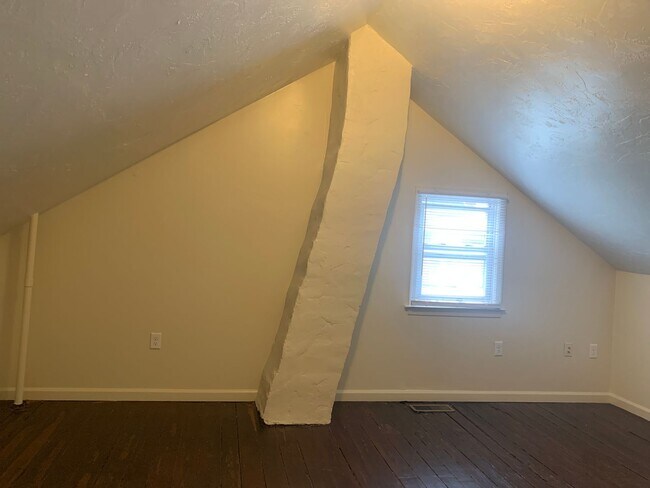 Building Photo - Semi-detached 3 bedroom 1 Bath House with Parking