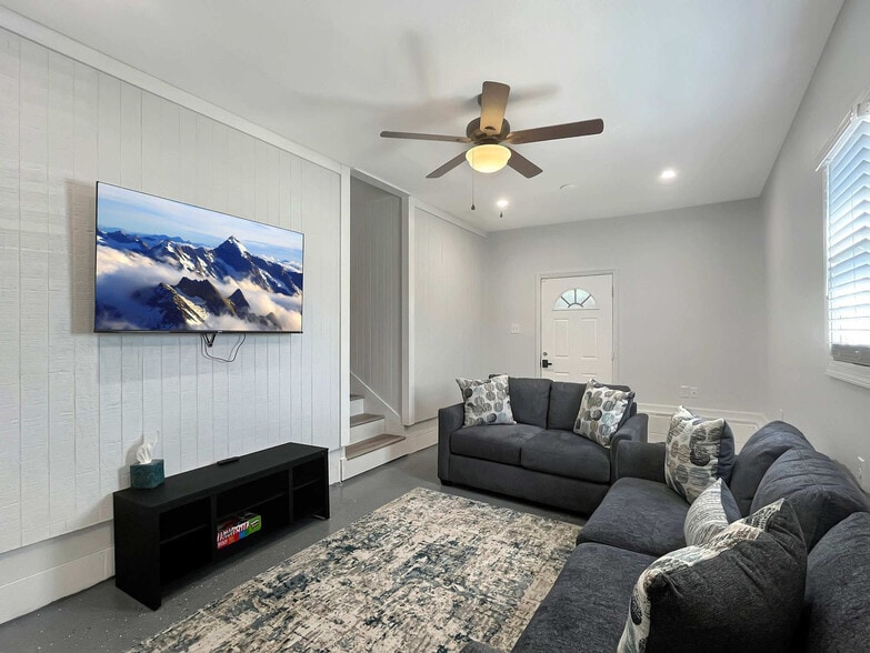 Building Photo - 501 W 9th St