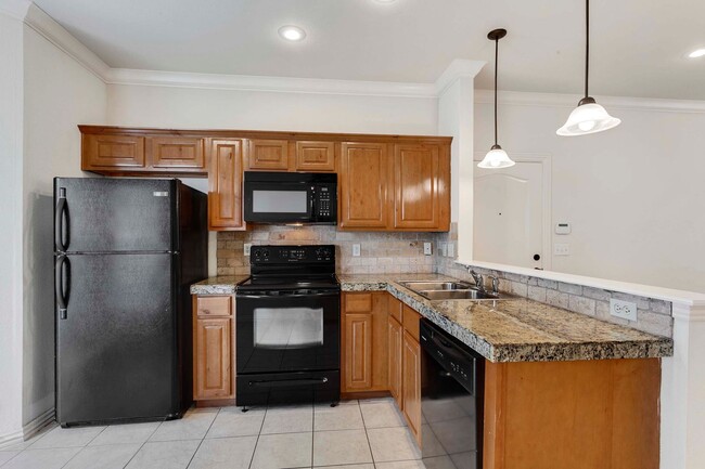 Building Photo - 1/2 OFF FIRST MONTH RENT - 3 bed, 2 bath C...