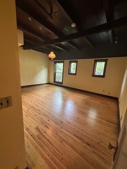 Building Photo - 325 Forest Ave