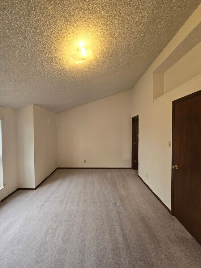 Building Photo - Northeast Home With Beautiful Mountain Views