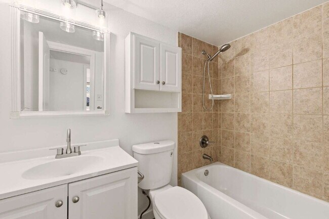 Building Photo - Light and Bright 2-Bed 2-Bath Home Available Immediately!