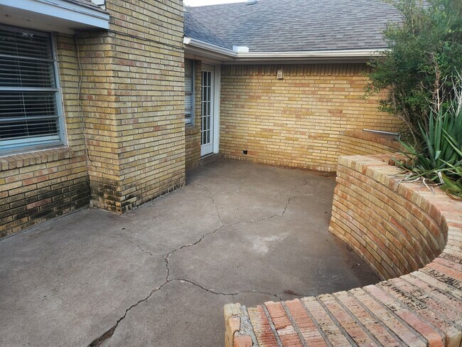 Building Photo - 3821 E Everglade Ave