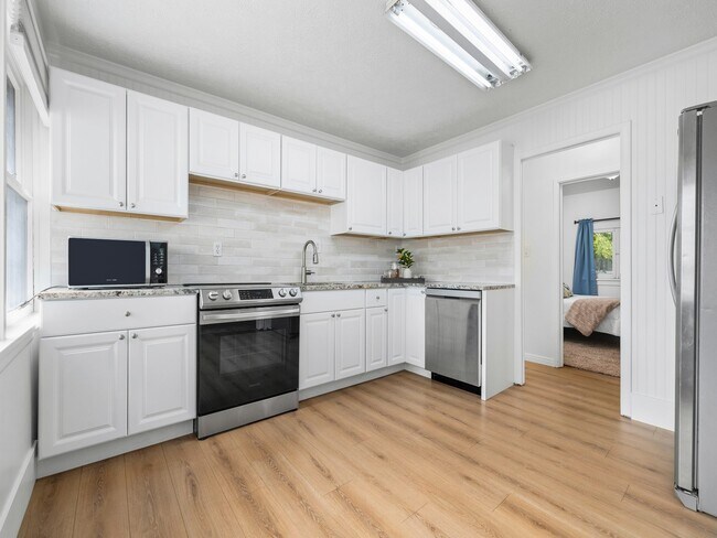 Building Photo - 245 800 E