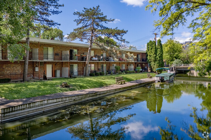 Building Photo - Pirate Island Apartments